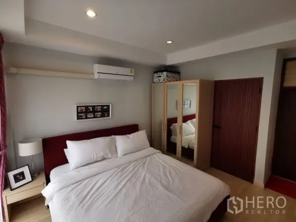 ทาวน์เฮาส์ ให้เช่าหรือขายในYan Nawa, Bangkok - ห้องนอนมีเตียงคิงไซส์ ตู้เสื้อผ้าบานกระจก และไฟดาวน์ไลท์พร้อมแอร์