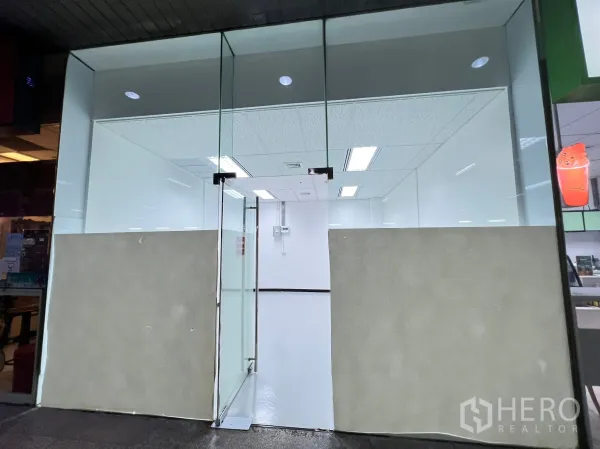 พื้นที่ขายปลีก ให้เช่าในWatthana, Bangkok - หน้าร้านกระจกเต็มบานพร้อมประตูคู่ พื้นที่ค้าปลีกพร้อมติดป้าย