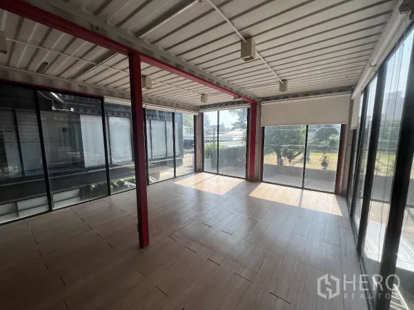 零售空间 出租在Watthana, Bangkok - 展厅式区域，三面窗、卷帘与充足自然采光。