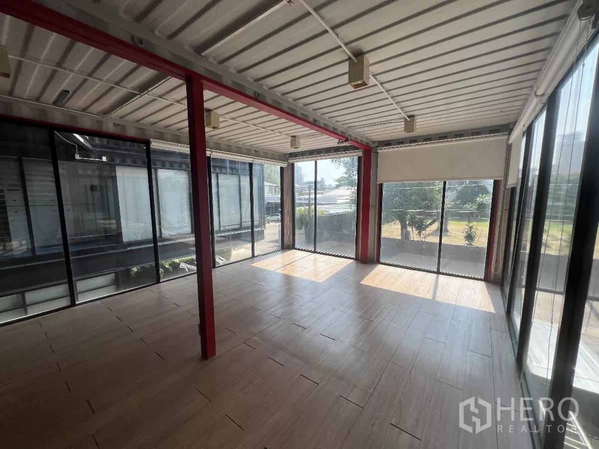 零售空间 出租在Watthana, Bangkok - 展厅式区域，三面窗、卷帘与充足自然采光。