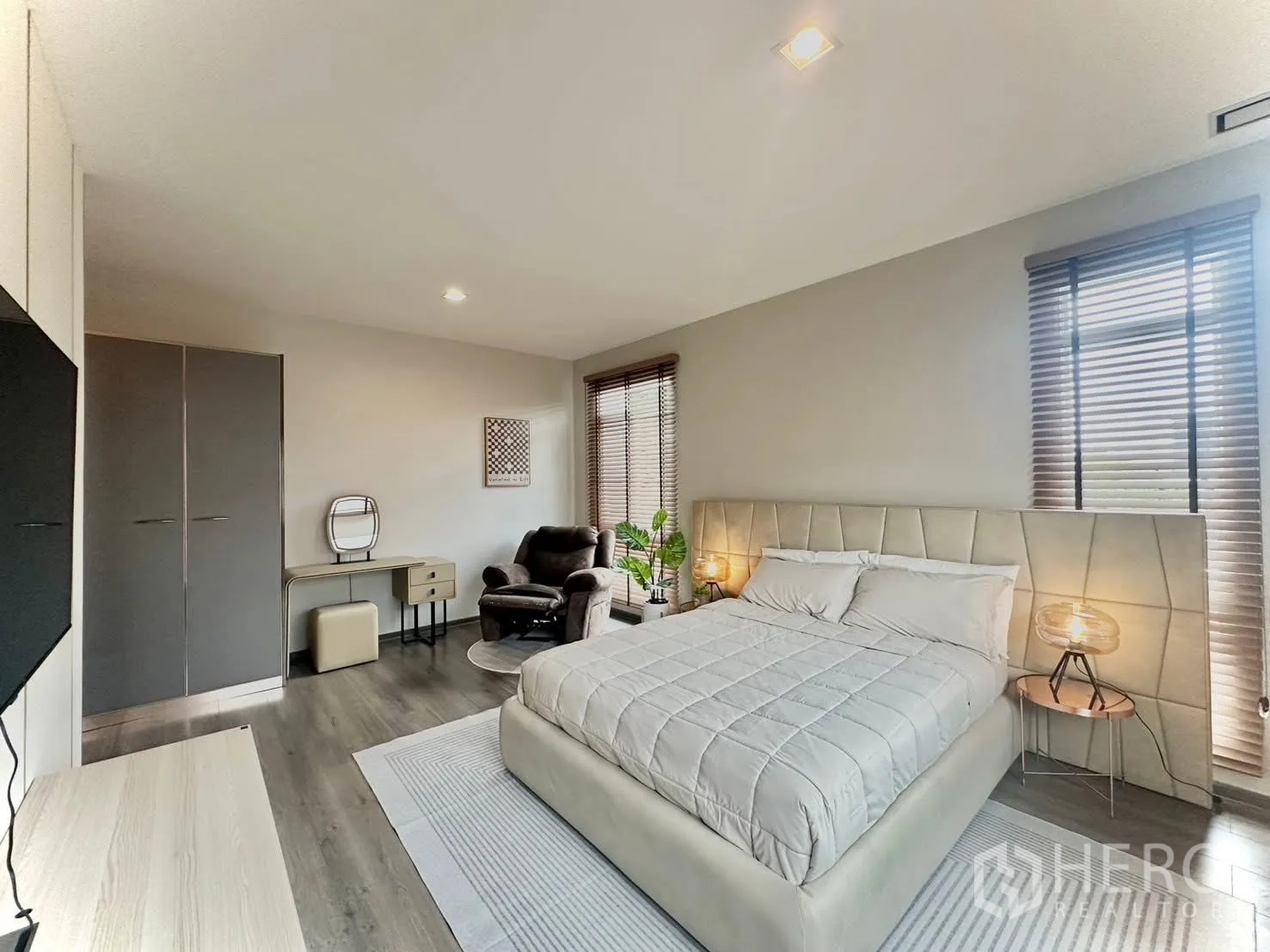 บ้านเดี่ยว for rent in Bang Phli, Samut Prakan - ห้องนอนหลักกว้าง มีมุมนั่งเล่นและตู้เสื้อผ้า.