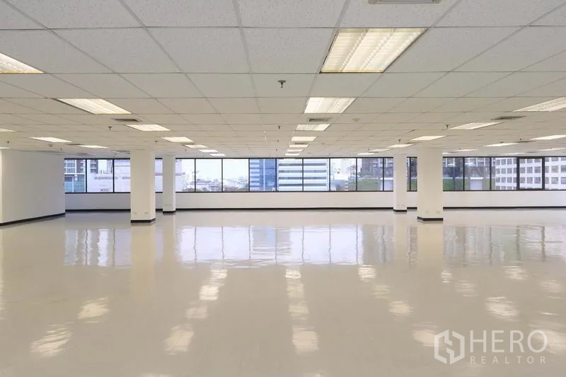 办公空间 出租在Bang Rak, Bangkok - 明亮空置办公室，光洁地面与大面积窗户眺望城市。
