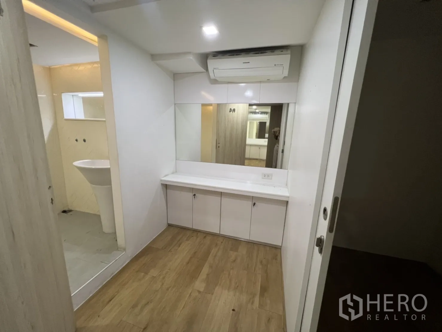 店屋 出租或出售在Watthana, Bangkok - 瓷砖卫生间，立式洗手盆和长条镜