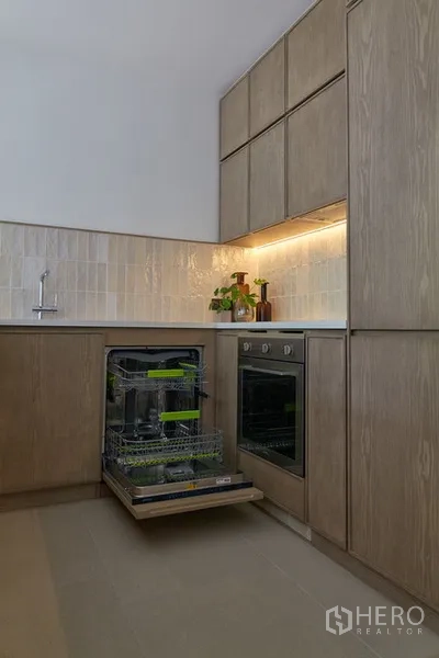 บ้าน ให้เช่าในWatthana, Bangkok - ครัวสมัยใหม่ เตาอบบิวท์อินและเครื่องล้างจานแบบดึงออก