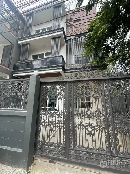 สำนักงานที่บ้าน ให้เช่าในKhlong Toei, Bangkok - ประตูรั้วเลื่อนเหล็กลายวิจิตรและทางเข้าที่จอดรถ