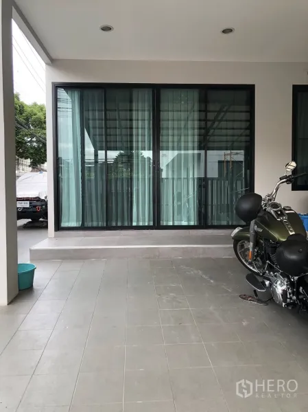 ทาวน์เฮาส์ ขายในPhra Khanong, Bangkok - โรงจอดรถมีหลังคาและเฉลียงหน้าบ้าน พร้อมประตูกระจกบานเลื่อนขนาดใหญ่