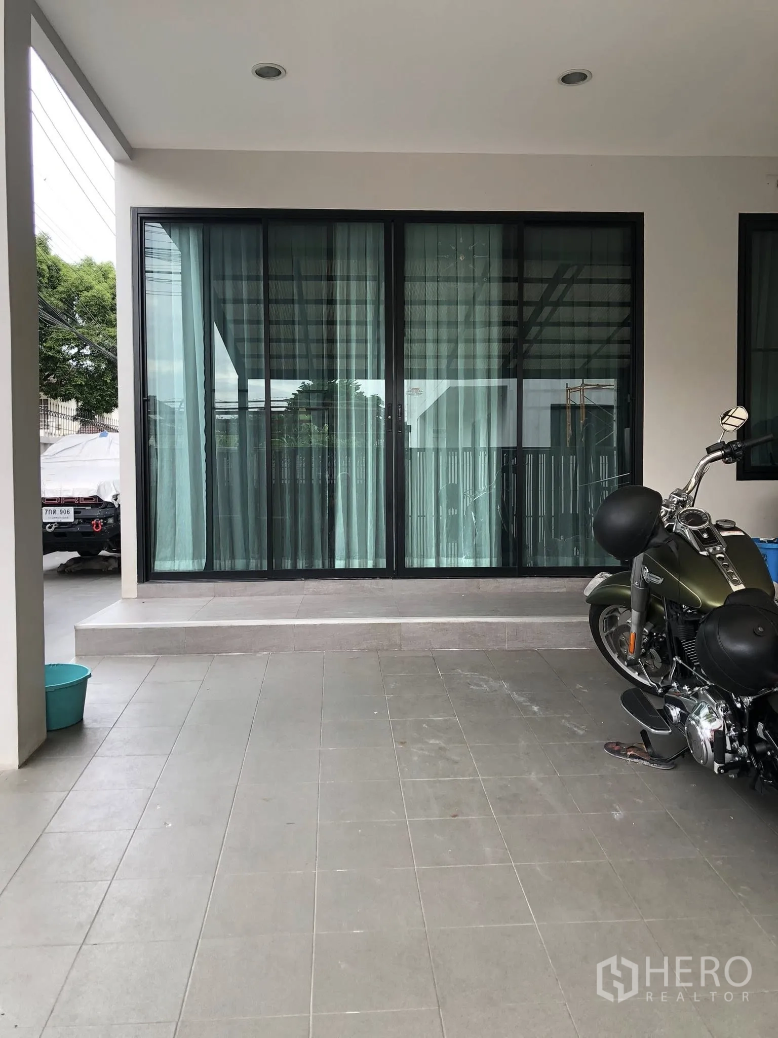 ทาวน์เฮาส์ ขายในPhra Khanong, Bangkok - โรงจอดรถมีหลังคาและเฉลียงหน้าบ้าน พร้อมประตูกระจกบานเลื่อนขนาดใหญ่