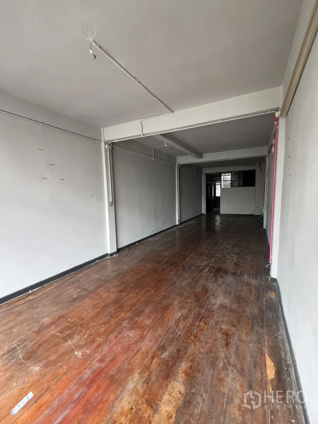 店屋 出租在Watthana, Bangkok - 楼上开放房间，实木地板与白色墙面。