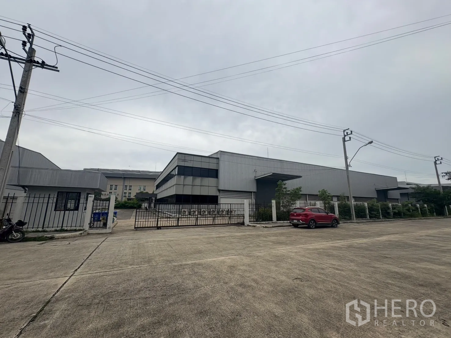 Factory for rent or sale in Samut Prakan - Site plan showing building footprint, driveway and dimensions.