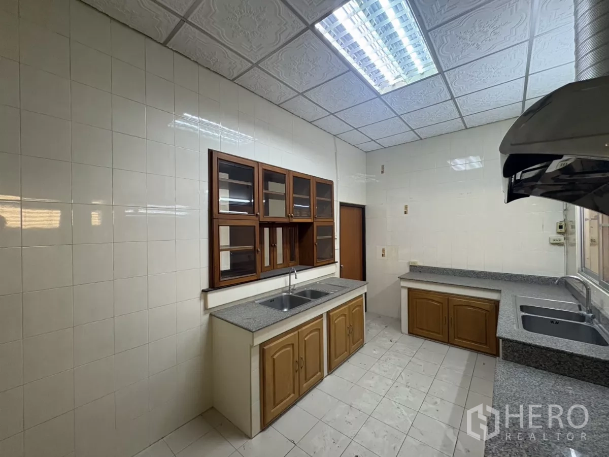 คลังสินค้า ให้เช่าในBang Phli, Samut Prakan - มุมครัวอีกด้าน ตู้บิวท์อินและผนังกระเบื้อง