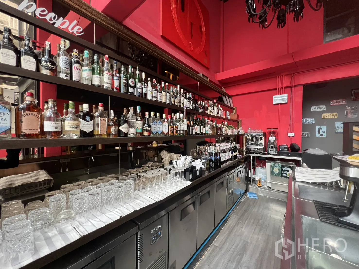 零售空间 出租在Watthana, Bangkok - 全套设备吧台，酒水陈列架、冰柜与咖啡机齐全。