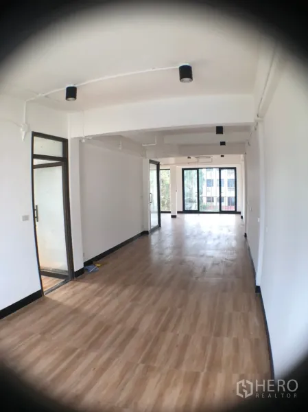 带办公室的家 出租在Phra Khanong, Bangkok - 狭长开放式办公层，木纹地砖、白墙与推拉玻璃门。