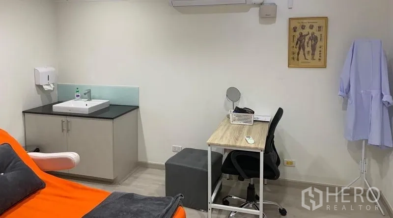 零售空间 出租在Pathum Wan, Bangkok - 咨询室配治疗椅、书桌、壁挂洗手池与空调。