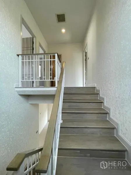 บ้าน ขายในNuea Khlong, Krabi - บันไดไม้พร้อมราวสีขาวสว่าง นำขึ้นสู่โถงชั้นบน