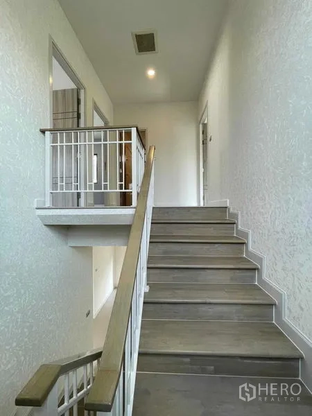 บ้าน ขายในNuea Khlong, Krabi - บันไดไม้พร้อมราวสีขาวสว่าง นำขึ้นสู่โถงชั้นบน