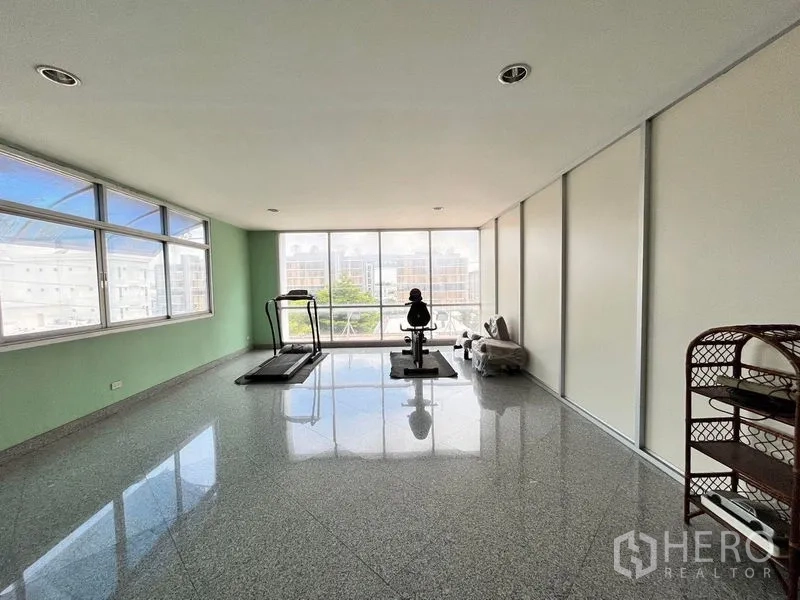 อาคารพาณิชย์ ขายในWang Thonglang, Bangkok - ห้องฟิตเนสมีลู่วิ่งและเครื่องออกกำลังกายหน้ากระจกสูงจรดเพดาน