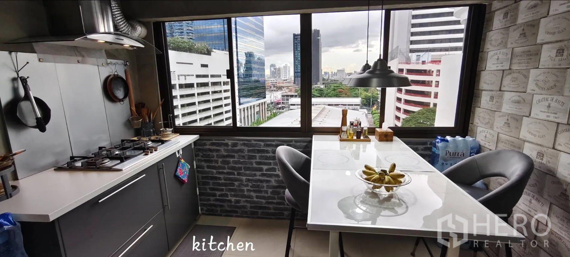 คอนโด for rent in Watthana, Bangkok - มุมรับประทานอาหารในครัวข้างหน้าต่างบานกว้างเห็นวิวเมือง