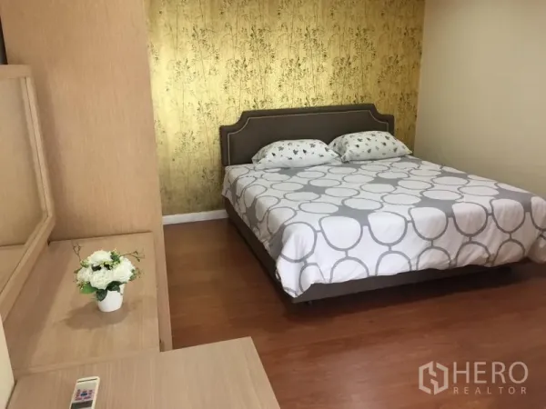 คอนโด ให้เช่าในWatthana, Bangkok - ห้องนอนหลักเตียงคิงส์ไซส์ พื้นไม้ ผนังลายสีทอง พร้อมโต๊ะเครื่องแป้งบิวท์อิน