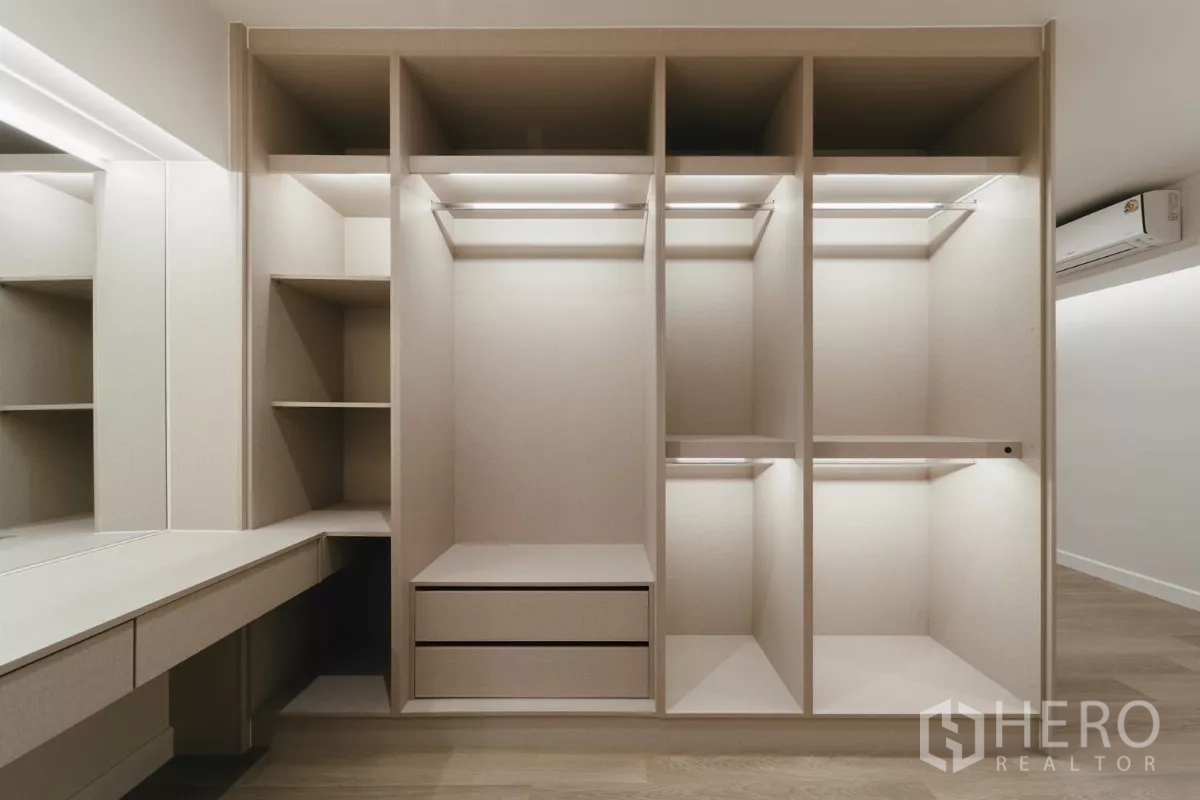 联排别墅 出租在Watthana, Bangkok - 步入式衣帽间，开放层架、抽屉与内嵌灯带。