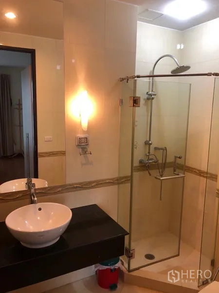คอนโด ให้เช่าในRatchathewi, Bangkok - ห้องน้ำพร้อมตู้ฝักบัวกระจกและอ่างล้างหน้าตั้งวาง