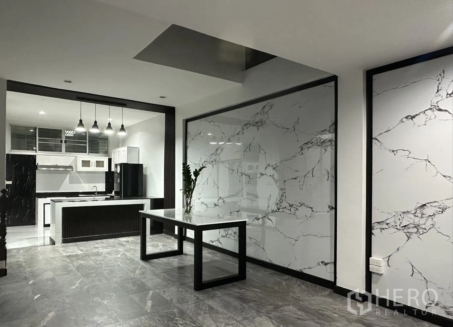 โฮมออฟฟิศ for rent in Khlong Toei, Bangkok - พื้นที่เปิดเชื่อมครัวสมัยใหม่ ผนังลายหินอ่อนและโต๊ะทานอาหาร