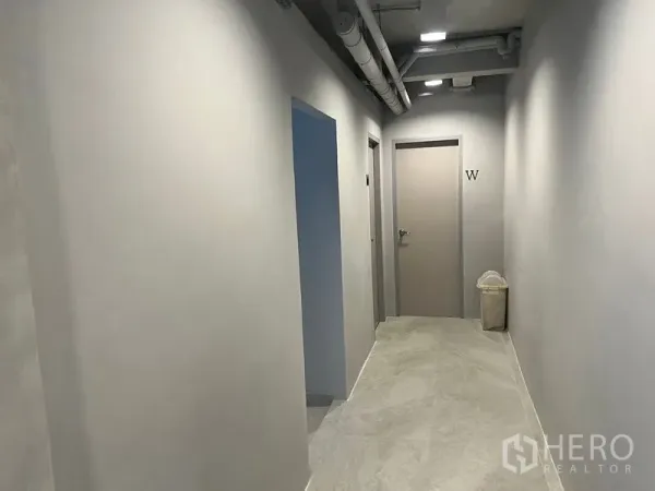 พื้นที่ขายปลีก ให้เช่าในWatthana, Bangkok - โถงทางเดินไปยังห้องน้ำภายในอาคาร พร้อมไฟส่องสว่างสมัยใหม่