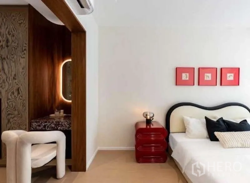 Townhouse for sale in Sathon, Bangkok - Bedroom corner featuring a cozy vanity nook with warm wood accents and soft lighting.