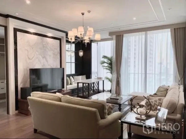 คอนโด ให้เช่าในKhlong Toei, Bangkok - ห้องนั่งเล่นกว้าง เพดานสูง หน้าต่างบานใหญ่ ทีวี และเบาะนั่งริมหน้าต่างพร้อมต้นไม้ในบ้าน