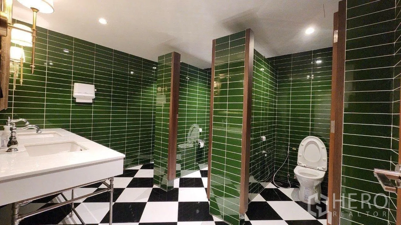 家庭办公室 for rent in Lat Phrao, Bangkok - 绿色瓷砖多隔间卫生间，地面为棋盘格。