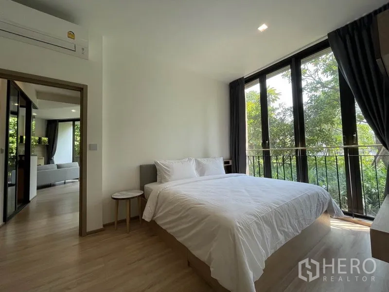 คอนโด ขายในWatthana, Bangkok - ห้องนอนผ้าปูสีขาว หน้าต่างบานใหญ่ มองกลับไปยังโซนนั่งเล่น