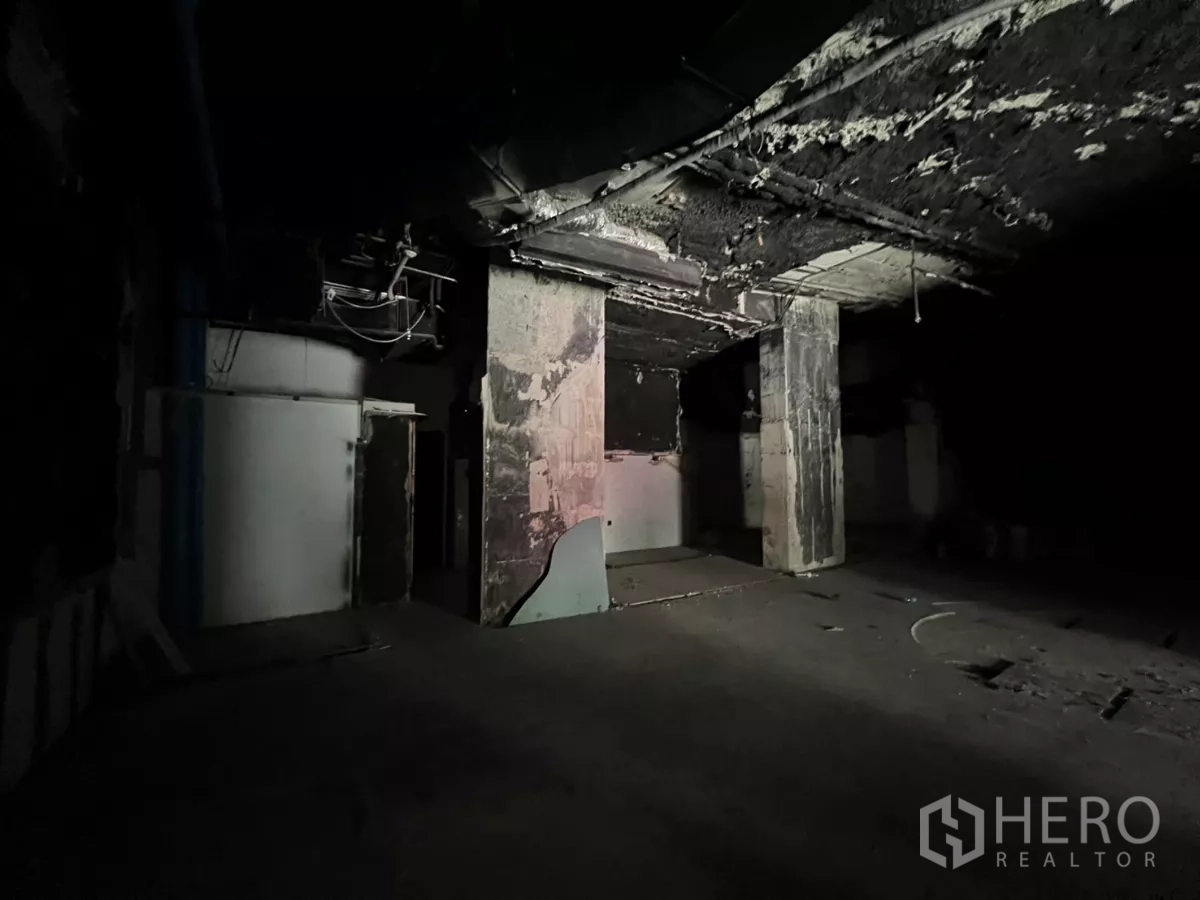 零售空间 出租在Khlong Toei, Bangkok - 毛坯单元，混凝土立柱与后勤区位并可见管线。