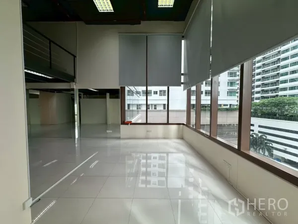 สำนักงาน ให้เช่าในKhlong Toei, Bangkok - โซนรับแสงริมกระจก มองเห็นอาคารเมือง เหมาะเป็นมุมพักผ่อน