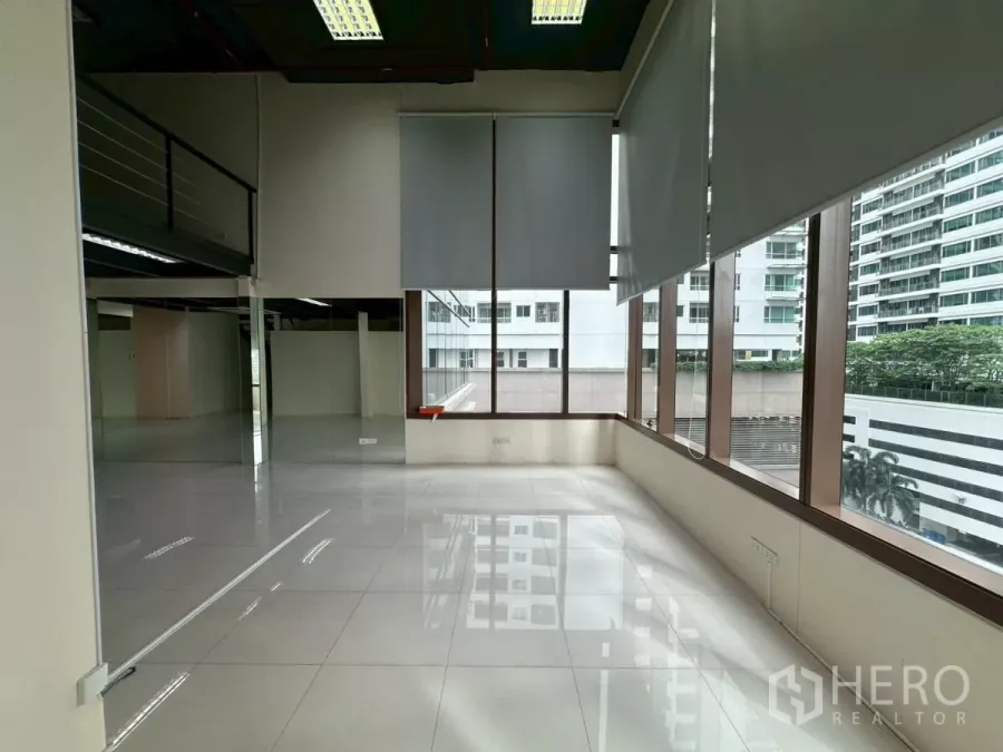 สำนักงาน ให้เช่าในKhlong Toei, Bangkok - โซนรับแสงริมกระจก มองเห็นอาคารเมือง เหมาะเป็นมุมพักผ่อน