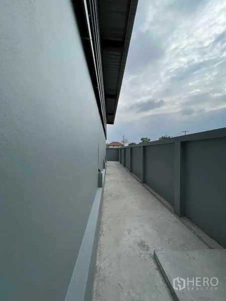 คลังสินค้า ให้เช่าในKhlong Sam Wa, Bangkok - ทางเดินด้านข้างยาวติดกำแพงทึบและชายคา ช่วยป้องกันฝนสาด