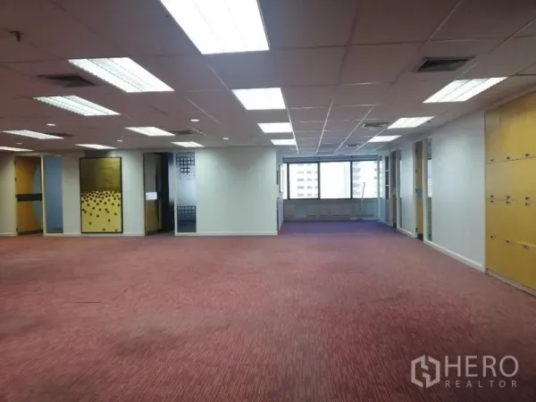 สำนักงาน ให้เช่าในWatthana, Bangkok - โถงทำงานโล่ง พรมสีแดง ห้องกั้นเป็นสัดส่วน พร้อมไฟฝ้าและหน้าต่างมุมมองเมือง