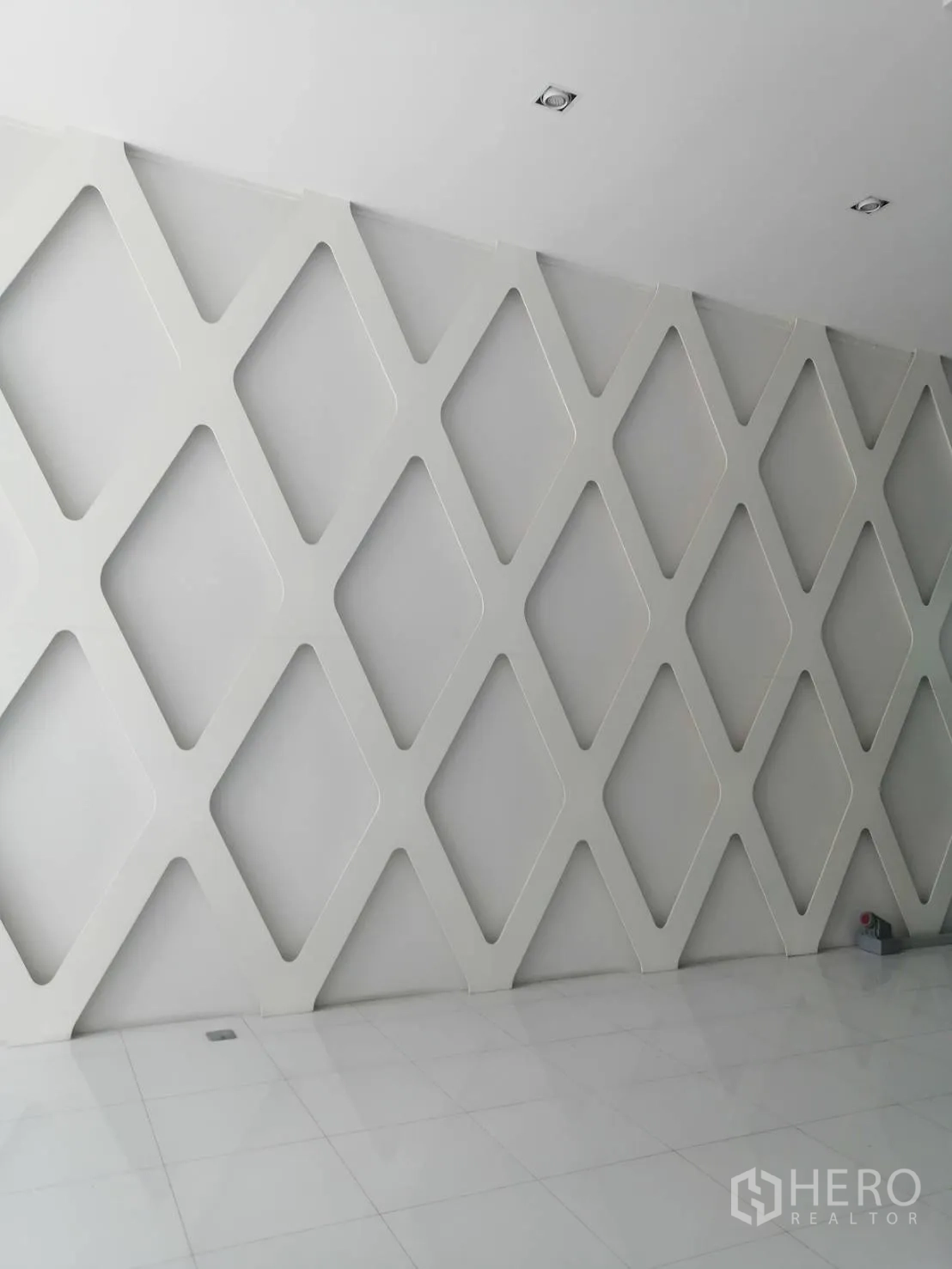 พื้นที่ขายปลีก ให้เช่าในWatthana, Bangkok - ผนังตกแต่งลายข้าวหลามตัดกับพื้นกระเบื้องสีขาวเงา