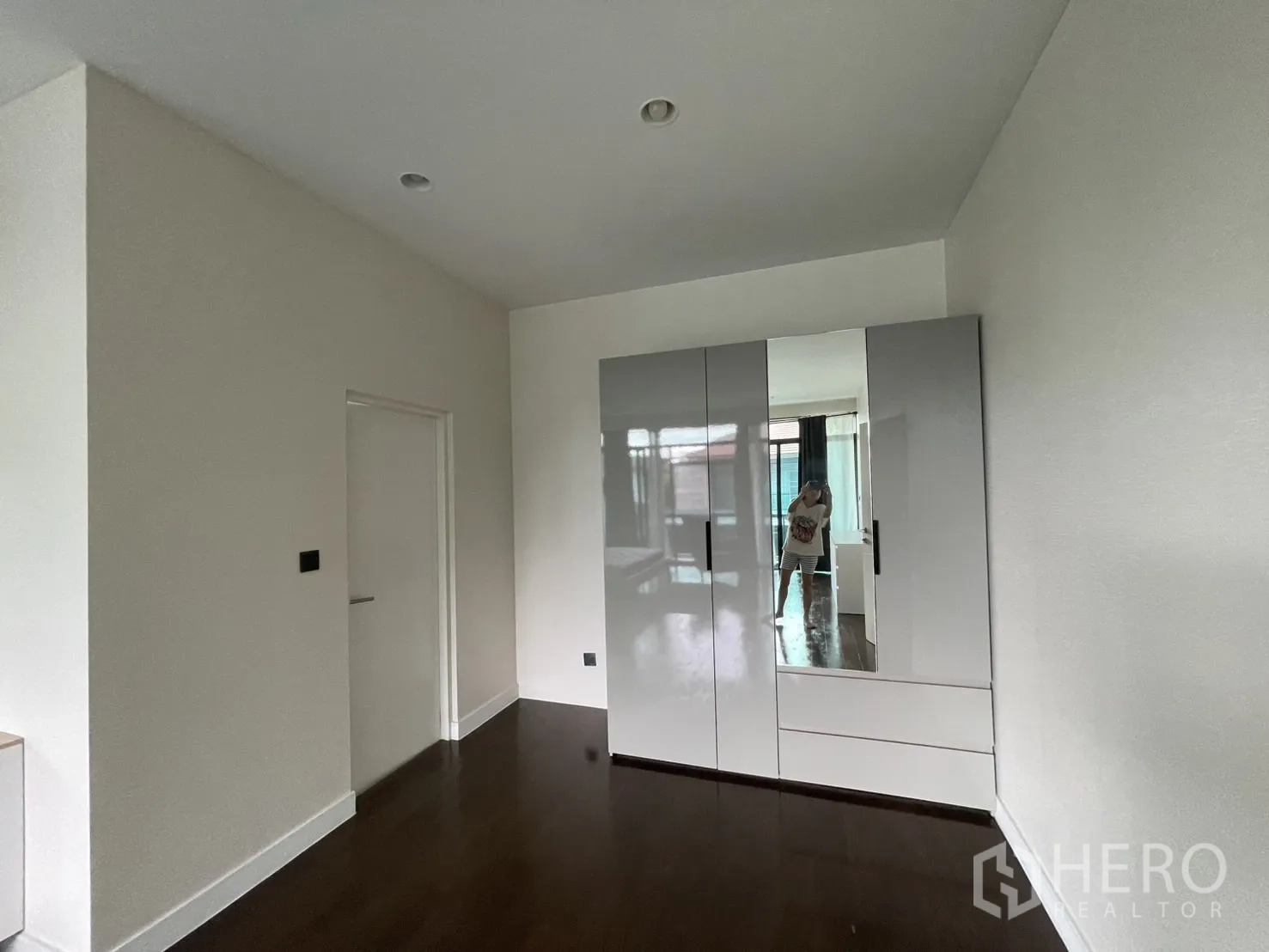 Detached House for rent in Bang Kapi, Bangkok - Bedroom wall with glossy wardrobe and mirror doors.