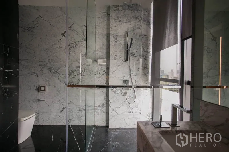 公寓 出租或出售在Watthana, Bangkok - 玻璃淋浴间，白色大理石墙面与城市景观窗。