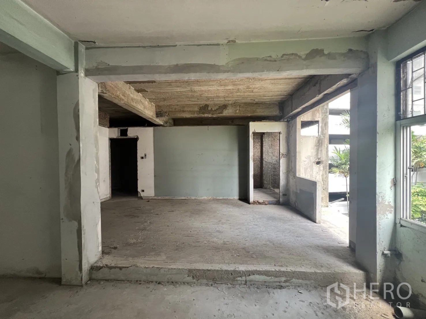 店屋 for rent in Bang Rak, Bangkok - 房间有外露梁与分隔区。