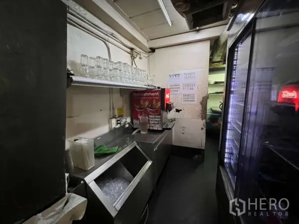店屋 出租或出售在Khlong Toei, Bangkok - 小型饮品服务区，带制冰槽、玻璃架和饮料机