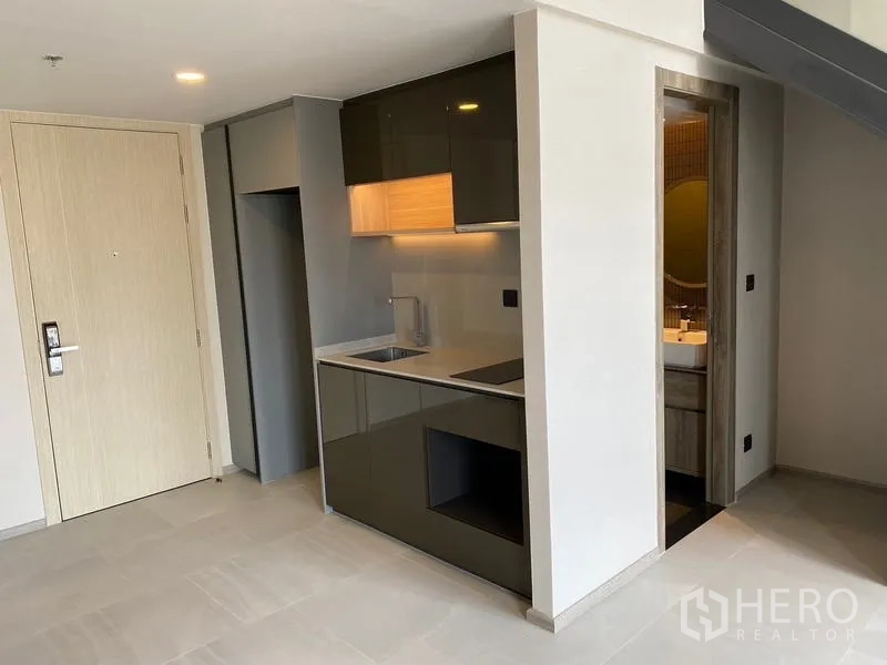 คอนโด ขายในPathum Wan, Bangkok - แพนทรีครัวทันสมัยพร้อมตู้เก็บของ เตา และทางเข้าห้องน้ำ