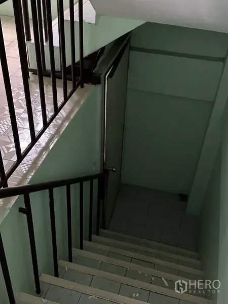 อาคารพาณิชย์ ให้เช่าในSuan Luang, Bangkok - บันไดภายในราวเหล็ก ผนังสีเขียวอ่อน เชื่อมสู่ชั้นบน