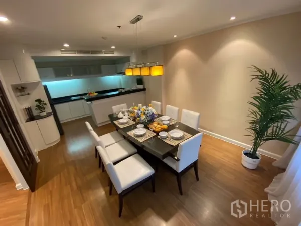 อพาร์ทเมนท์ ให้เช่าในWatthana, Bangkok - ห้องรับประทานอาหารโต๊ะ 8 ที่นั่ง โคมไฟห้อยคู่ กับครัวเปิดในอพาร์ตเมนต์ย่านเอกมัย