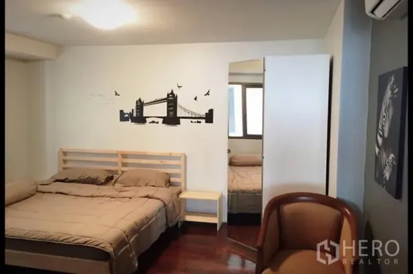 คอนโด ให้เช่าในWatthana, Bangkok - ห้องนอนอบอุ่น เตียงคู่ งานตกแต่งผนัง ตู้เสื้อผ้าบานกระจก และหน้าต่างรับแสง