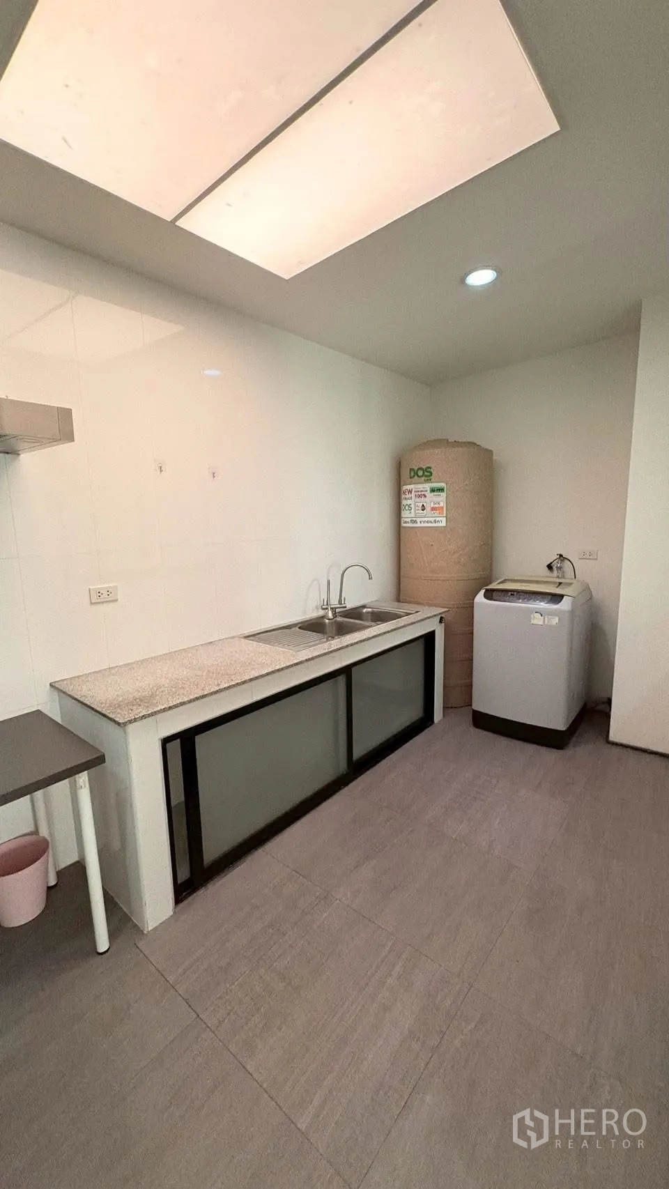 联排别墅 for rent in Phra Khanong, Bangkok - 厨房配双槽水槽、大型蓄水箱和洗衣机。