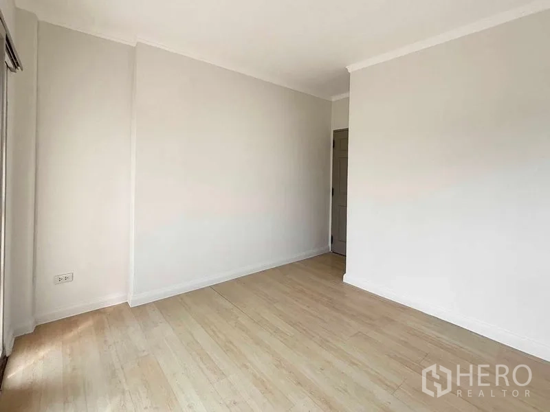 Detached House for rent or sale - Spacious room with wood floors and blank walls ready for custom layout.