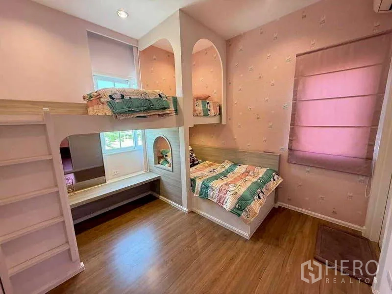 独立式住宅 出售在Bang Khen, Bangkok - 儿童房，内置上下床，粉色墙纸与木质地板。