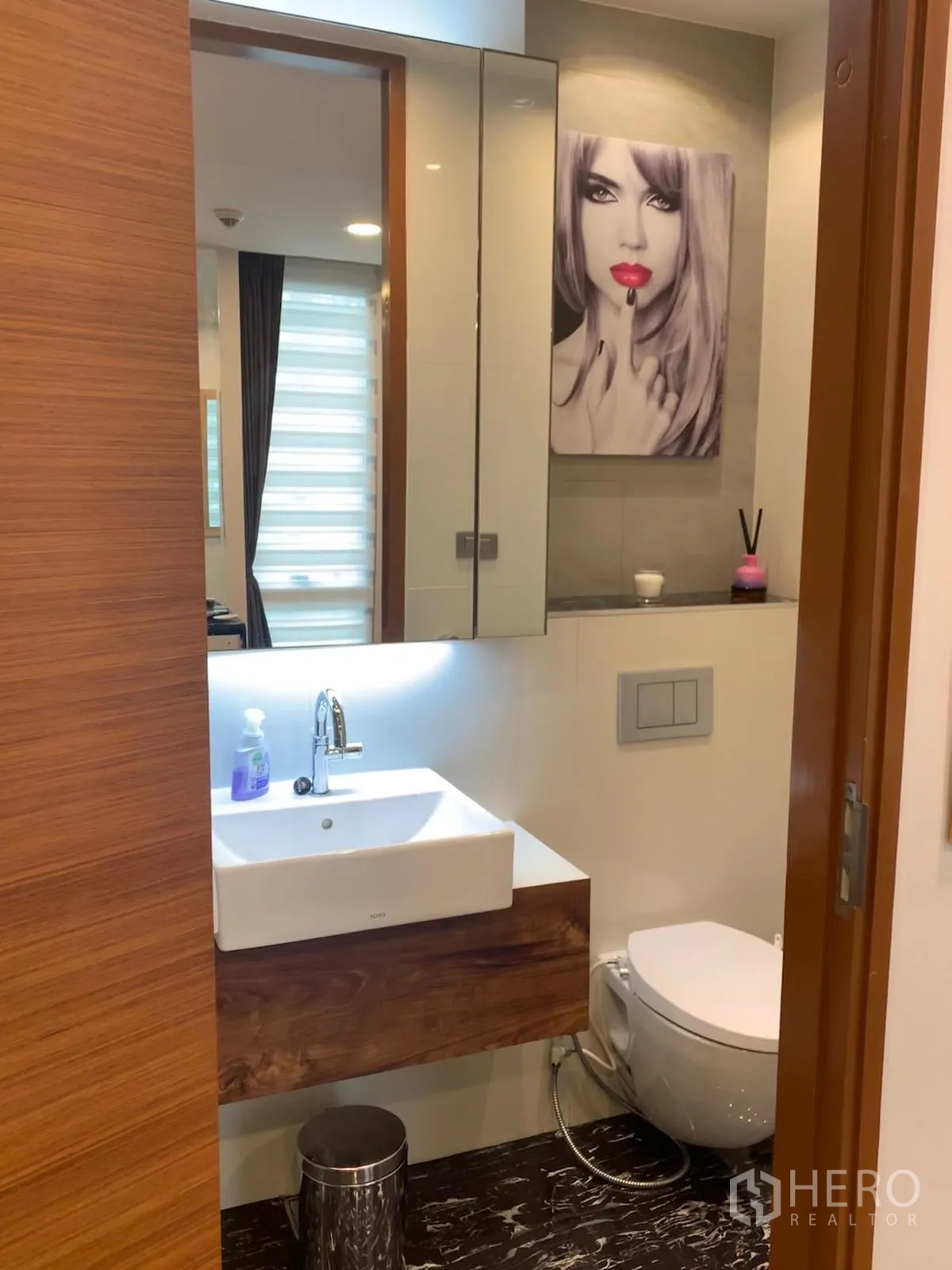 公寓 出售在Khlong Toei, Bangkok - 盥洗区，带镜柜的洗手台，柔和灯光。