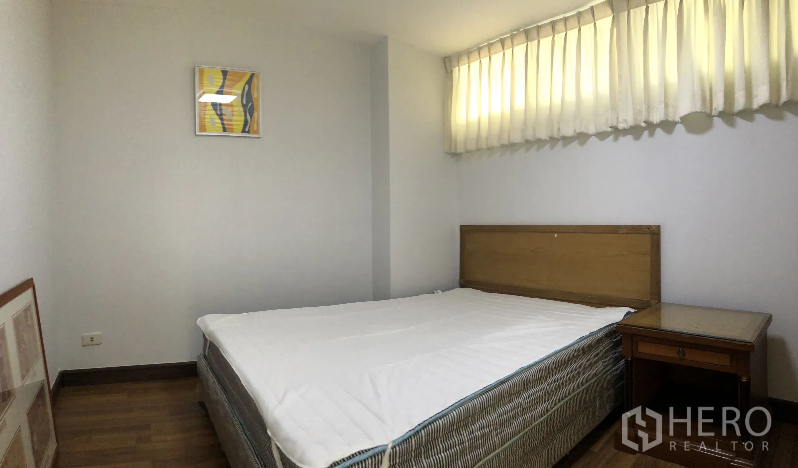 คอนโด ให้เช่าหรือขายในKhlong Toei, Bangkok - ห้องนอนขนาดกะทัดรัด เตียงคู่ หน้าต่างยาวพร้อมผ้าม่าน พื้นไม้