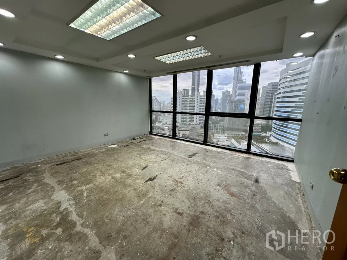 สำนักงาน ให้เช่าในKhlong Toei, Bangkok - ห้องมุมผนังกระจกเต็มบาน มองเห็นวิวสกายไลน์กรุงเทพฯ